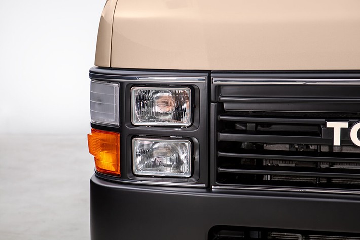 四角いランプを重ねた特徴的なヘッドライト。丸目のタイプも選ぶことができる