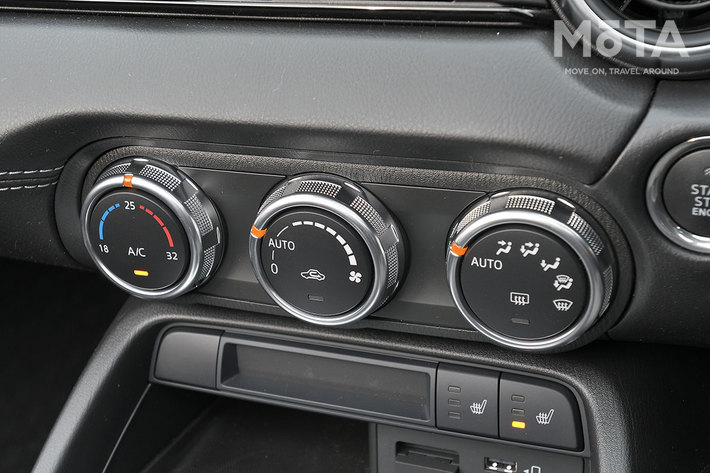 運転の楽しさをゆっくり満喫したいロードスターだからこそ、フルオートエアコンのサポートがありがたい