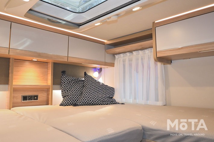 しっかりしたツインベッドが並ぶ寝室はまるでスイートルーム