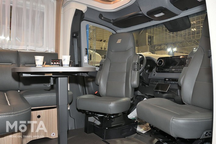 運転席・助手席シートが180度回転することで、リビングのようにゆったりと過ごすことが出来る