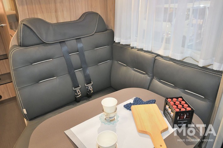 快適なリビングはエキストラベッドにも早変わりする