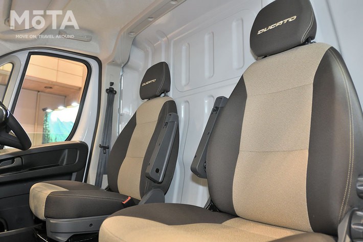 見た目以上に肉厚でしっかりしたかけ心地のシート。この状態で180度回転可能な機構も備わっている。後ろのパネルはボルト留めで容易に外すことが出来る