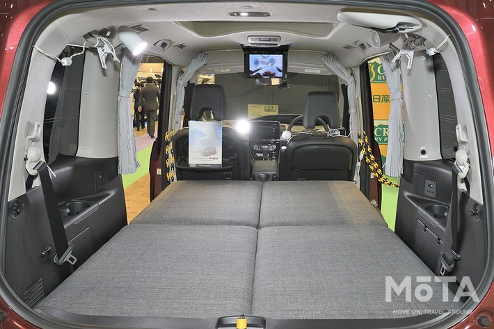 屋根にテントが載ったセレナが日産ディーラーで買える