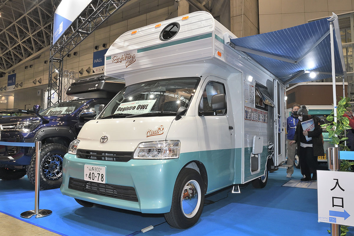 異彩を放つアメリカン スタイルが見た目にも楽しい 大人気キャンパー レジストロ アウル ジャパンキャンピングカーショー22 話題を先取り 新型車解説22 Mota