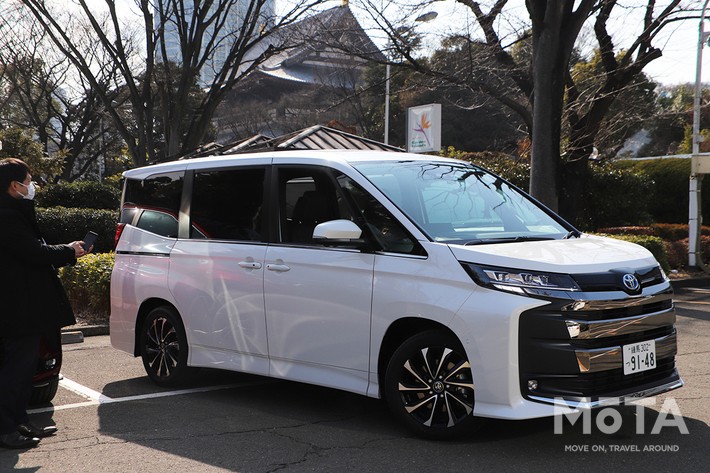 運転席が無人で駐車可能だ