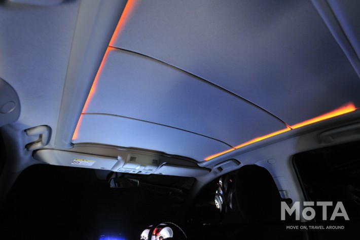 三菱 RVRのパノラマガラスルーフ（LED点灯時）