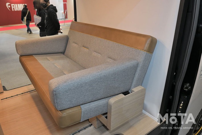 クルマっぽさを排除しデザインしたというセカンドシート