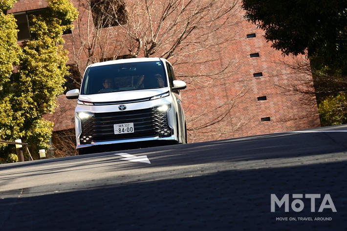 カーブも自然に曲がり、ロールもそれほど感じられない