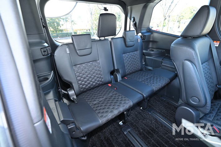 先代モデルと比べれば滑りにくくなっていたが長時間は座っていられなさそうだ