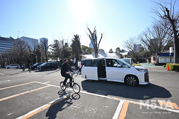 後方から車両が接近するイメージ