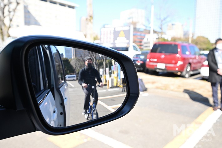 ブラインドスポットモニターで車両を検知し、警告する機能がついている