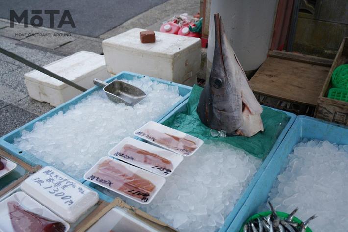 勝浦漁港で揚げられたカジキの中落ちをお土産に購入した。アイスパックなどを入れてくれるが、鮮度を保つため、朝市へ行く際にはクーラーボックス持参をお薦めする。