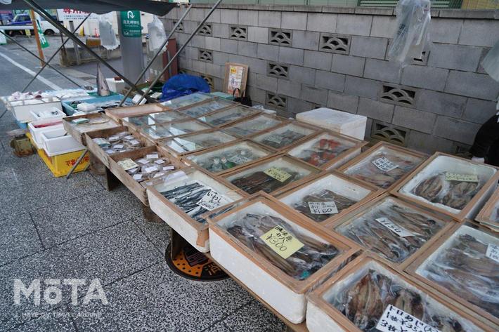 地元でとれた新鮮な水産物や農作物を取り扱うお店が並ぶ勝浦朝市。平日ということもあり、お店の数はまばらではあったが、それでも朝市は旅情を感じさせてくれる。