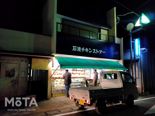 オマケ情報。勝浦の南西に位置する町、鴨川に訪れる機会があれば是非とも立ち寄ってほしいのが「石渡チキンストアー」だ。地元民に愛されているお店だ。