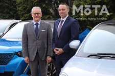 （左）Stellantisジャパン株式会社 ポンタス・ヘグストロム 代表取締役 兼 最高経営責任者（CEO）／（右）Stellantis N.V. ビリー・ヘイズ インドアジア太平洋地域 販売事業執行副社長[“Stellantis（ステランティス）ジャパン”が2022年3月1日（火）に発足 ～イタリア・フランス・アメリカの8ブランド事業を組織統合～]