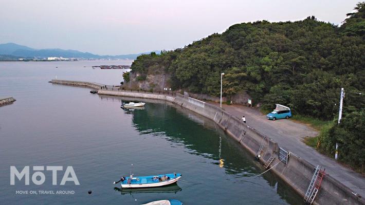 四国、九州車中泊ツアーの一泊目。トラックのアイドリング音で寝付けなかったため、静かな漁港へ移動し、一夜を明かした。