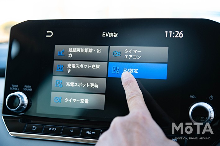 タッチ感度は最新のスマホ並みに良好。ただし光が反射して若干見にくい場面もあった
