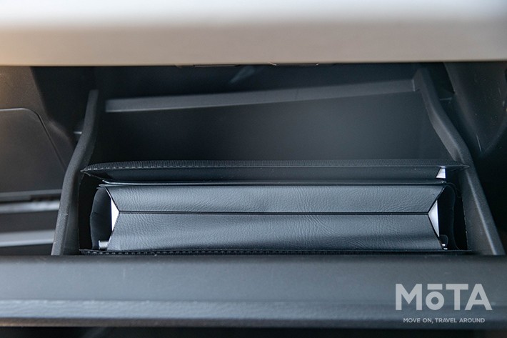 グローブボックスの容量は少なめ。取扱説明書がブ厚すぎるのもあるが、コレだけでだいぶスペースを使われてしまっていた