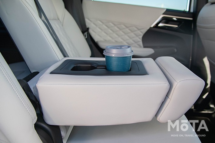後席シートバックは中央がアームレスト兼ドリンクホルダーになっている。大型なのでテーブルとしても活用できるかも