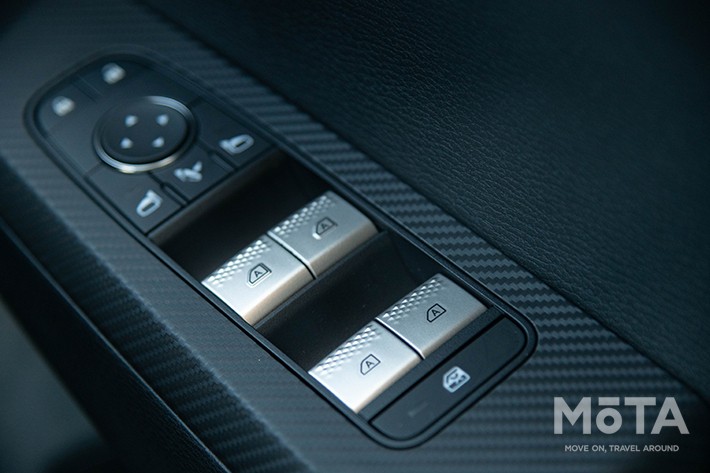 ウィンドウ開閉スイッチまわりなどには、カーボン調パネルが採用。こちらの質感はかなりプラスチッキー。欲をいえば、もう少し高級感を持たせて欲しかった