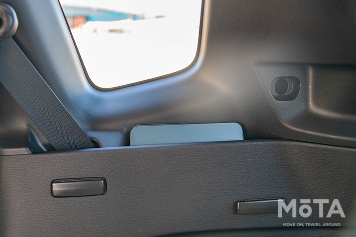 サードシート用のスマホ置き場。シートを格納した際には荷室の小物入れとして使える