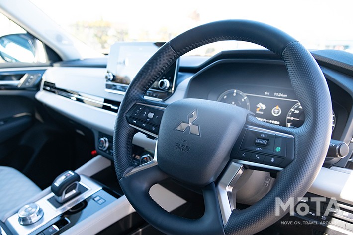 オーディオリモコンなどが集約されたステアリング。本革部分はディンプル加工されていてグリップ性も良好だ