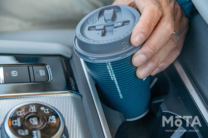 ドリンクホルダーは内部のツメでしっかりホールド。ただ、Lサイスのコンビニコーヒーだと、若干出し入れしにくいのが惜しい