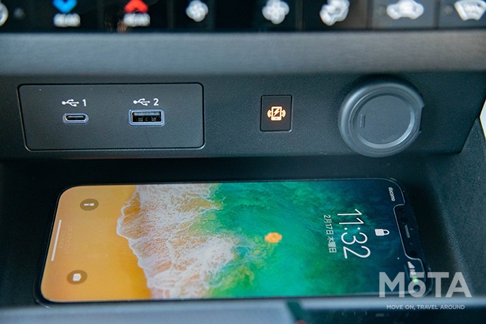 フロントコンソールトレイは、スマートフォンを置くだけで充電できるQi対応ワイヤレス充電機能つき。最近はオプションではあるが、装備できる車種が増えている