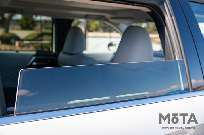 後席のウィンドウは、ここまでしか下がらない。タイヤハウスがリアドアの形状を制限しているためだ