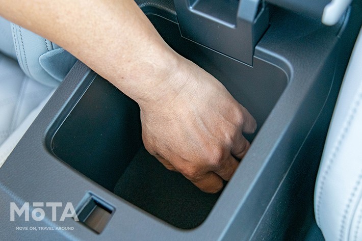 センターコンソールボックスは容量たっぷり! フタを閉め、アームレストとしたときの感触も悪くない