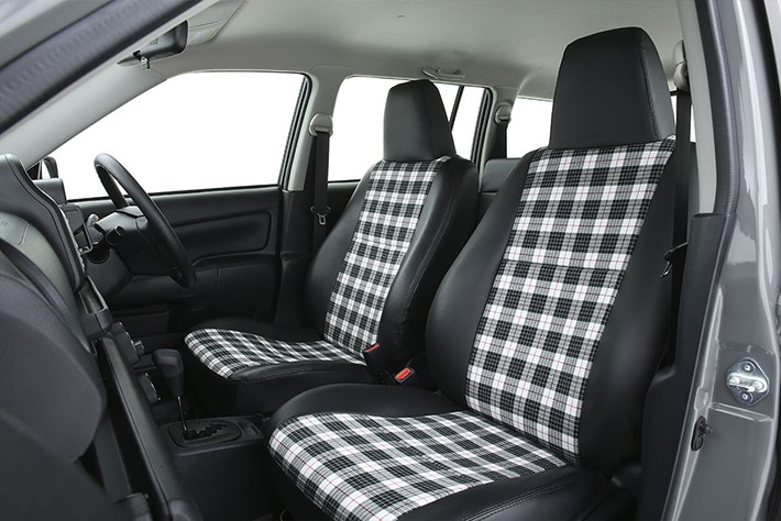 商用車感が一気になくなるチェック(黒）のシート。シートのパターンは純正と同様になる