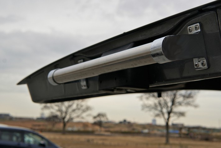 リアゲートには端材で作ったハンガーパイプを取り付け。重いバックドアでもラクに開閉できる