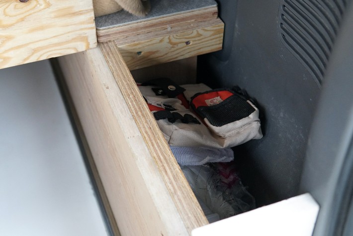 板の下は使いやすいよう区分けされており、空きスペースは小物入れとして使える