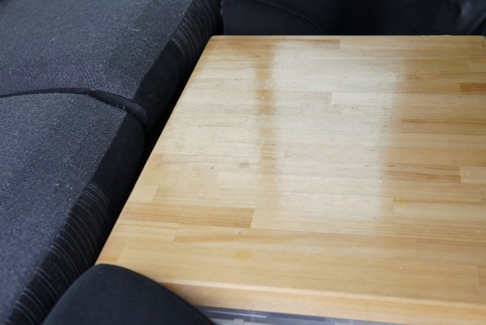 箱のフタとしてはもちろん、ちょっとしたテーブルになるよう木製の天板が置かれる