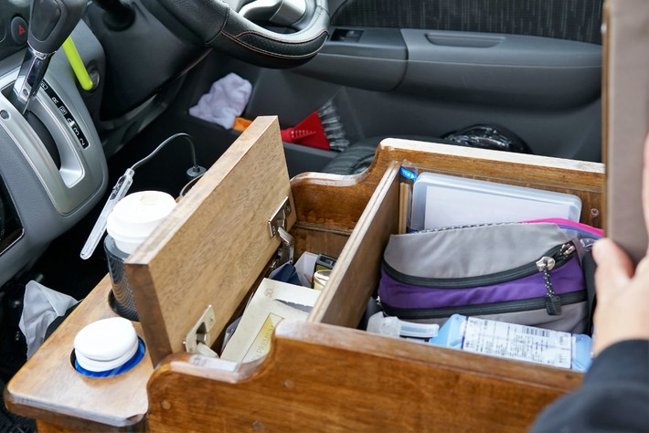 樹脂製の純正品と比べると、その質感、存在感は雲泥の差！ おもちゃ箱みたいで楽しい