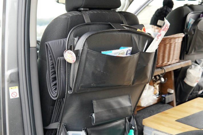 車中泊派はもちろん、そうでなくても、あると便利なシートバックポケット
