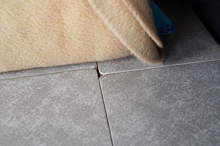 重量物を載せられるように強度の高い板で棚を組んである。パネル板の合いっぷりが気持ちいい