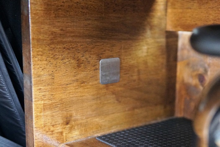 上記のインスタント飲料ケースはボックス下部の左側が定位置。棚の内側に貼ったマグネット（写真中央の四角いもの）とケースのマグネットでしっかり固定する