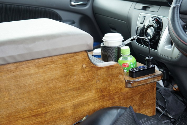 papaさんお手製の木製コンソールボックス。天然素材を使うと室内が一気にルーミーになるのが面白い