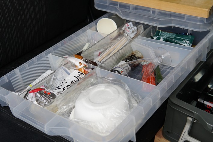 多段構成になっており、使い捨てのカトラリーや紙皿などの細々したものもこちらに