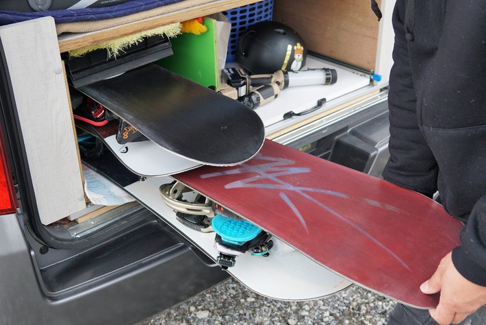 スノーボードのような長尺物も難なく収まる。濡れたまましまえるように、防水加工された板を使用