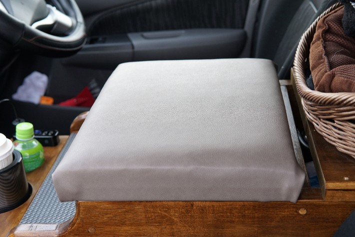 mamaさんの仕事で出た端材を利用し、フタをクッション性のあるものに