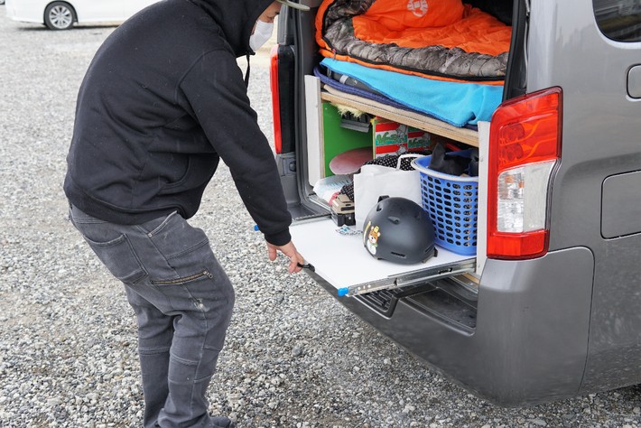 底面をレールで引き出せるベッド下の収納スペース。重量物を載せても片手でスムーズに引き出せる