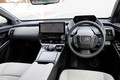 トヨタ 新型bZ4Xの内装を写真でチェック│RAV4と同等のボディサイズながら、新型ランクル並みの広い室内空間を実現したインテリア