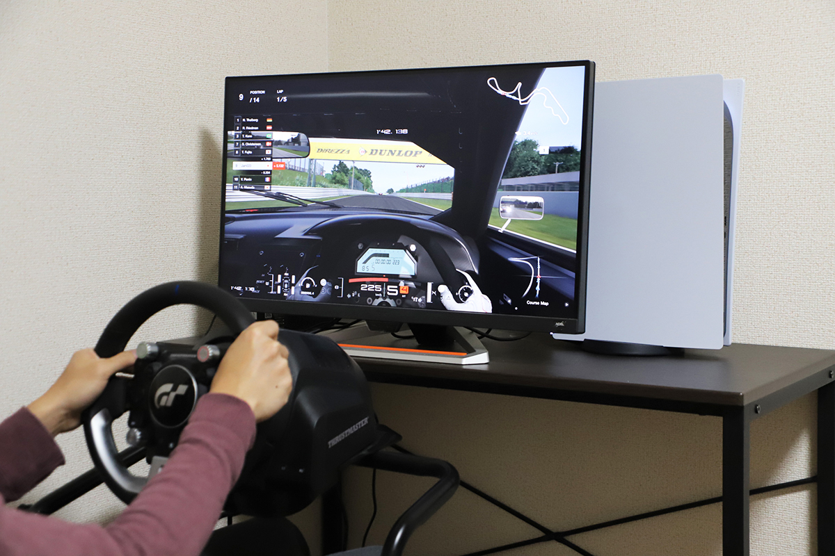 グランツーリスモ等のゲームコントローラになります。