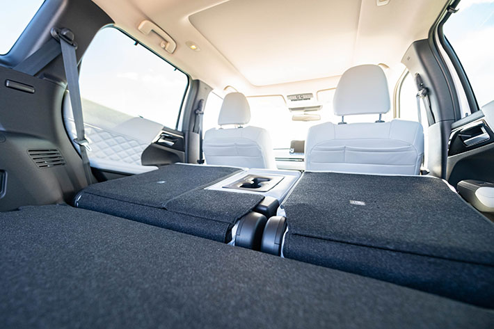三菱 新型アウトランダーphevは車中泊しやすい 車内や機能を徹底インプレッション 話題を先取り 新型車解説22 Mota