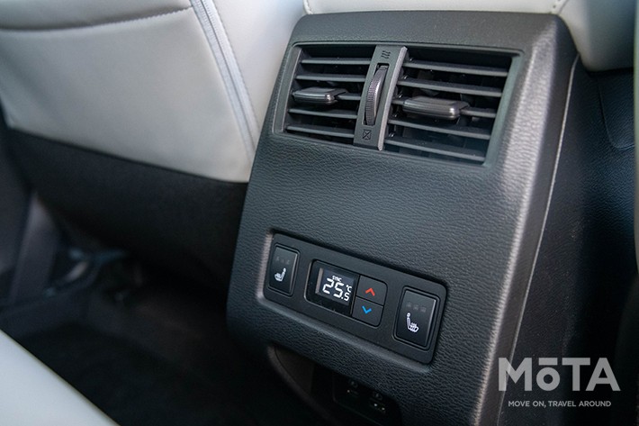 車内後部のエアコン温度はリアシートからも調整可能