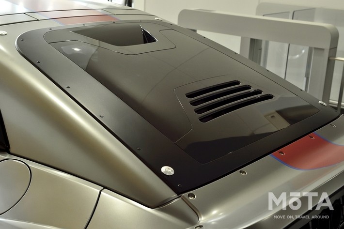 リアのアクリルカバーにはHマークも。遊び心が感じられるアイテムだ