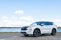 三菱 新型アウトランダーPHEVは車中泊しやすい？ 車内や機能を徹底インプレッション