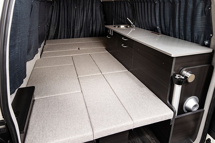 2列目シートをフルフラットにしてベッドを展開することで大人2名・子供1名が就寝可能(モビーディック NH-TYPE01)